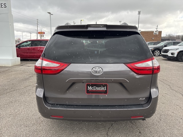 2019 Toyota Sienna XLE photo 3