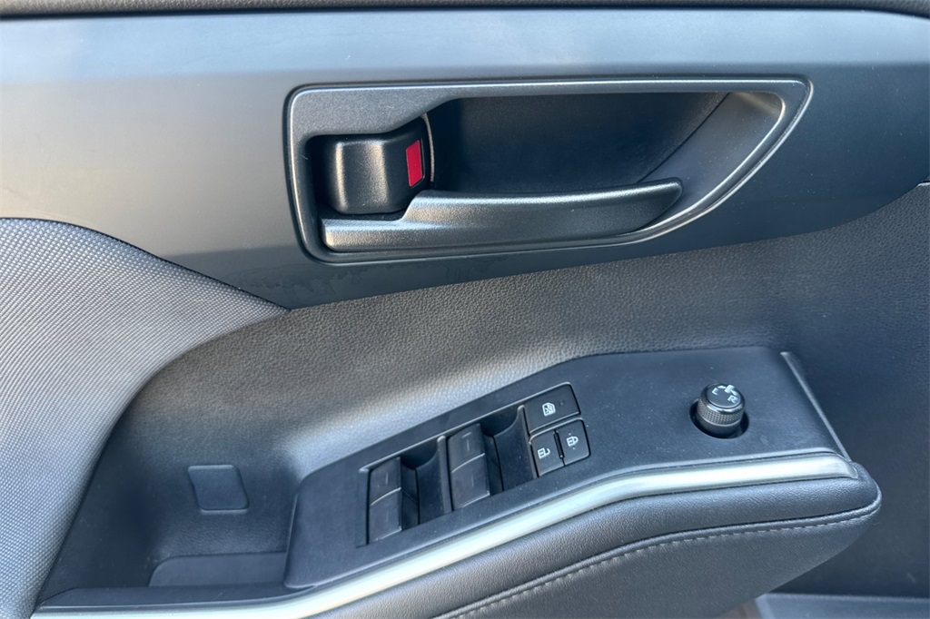 2024 Toyota Highlander LE photo 11