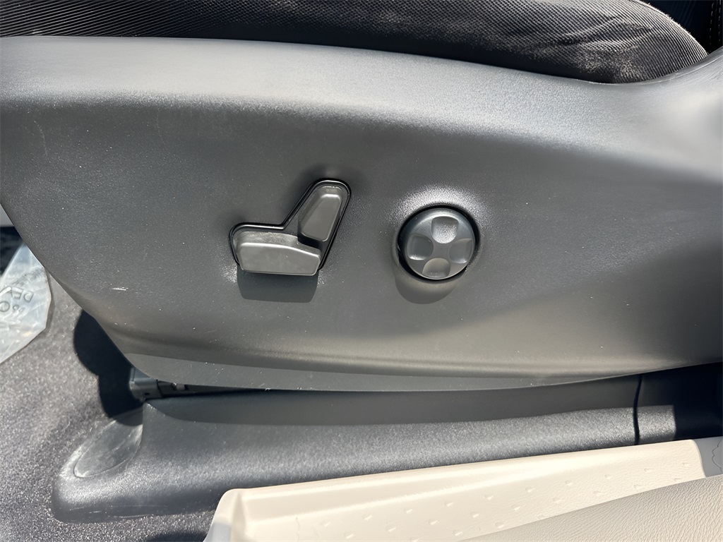 2021 Chrysler Voyager LX photo 10