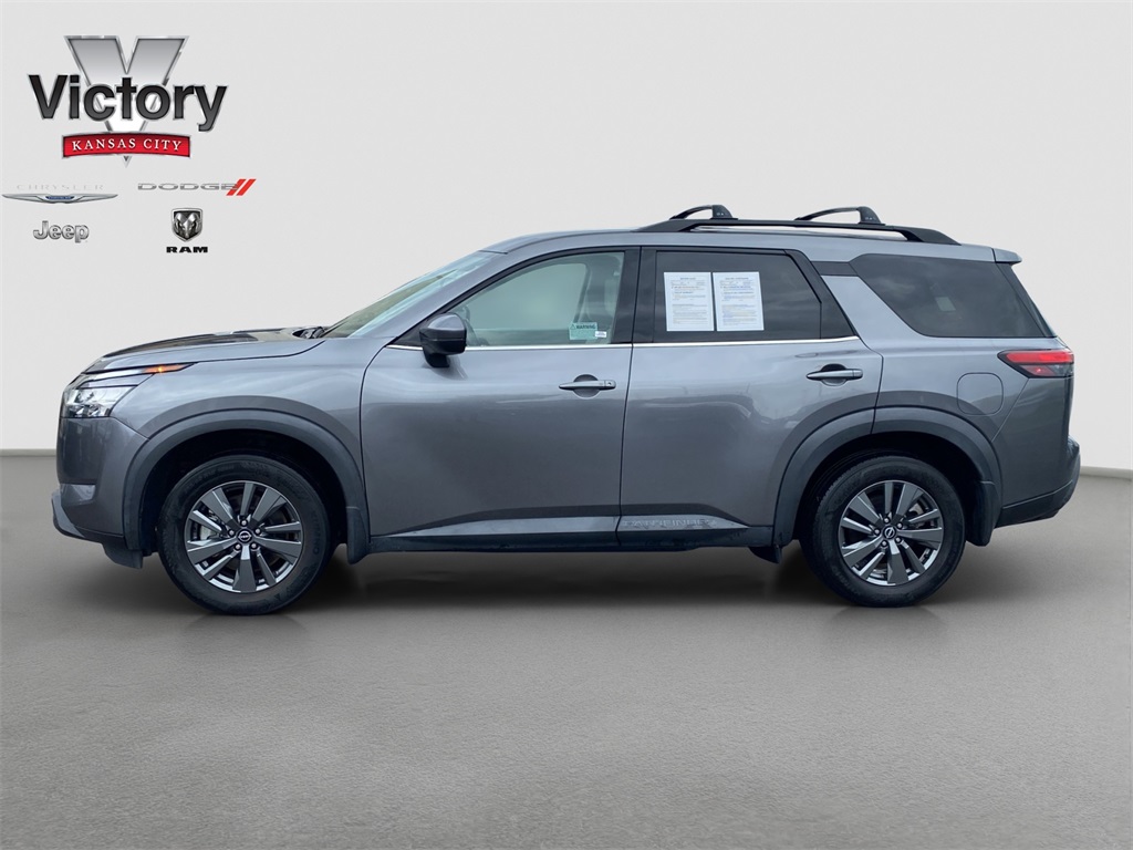 2022 Nissan Pathfinder SV photo 2