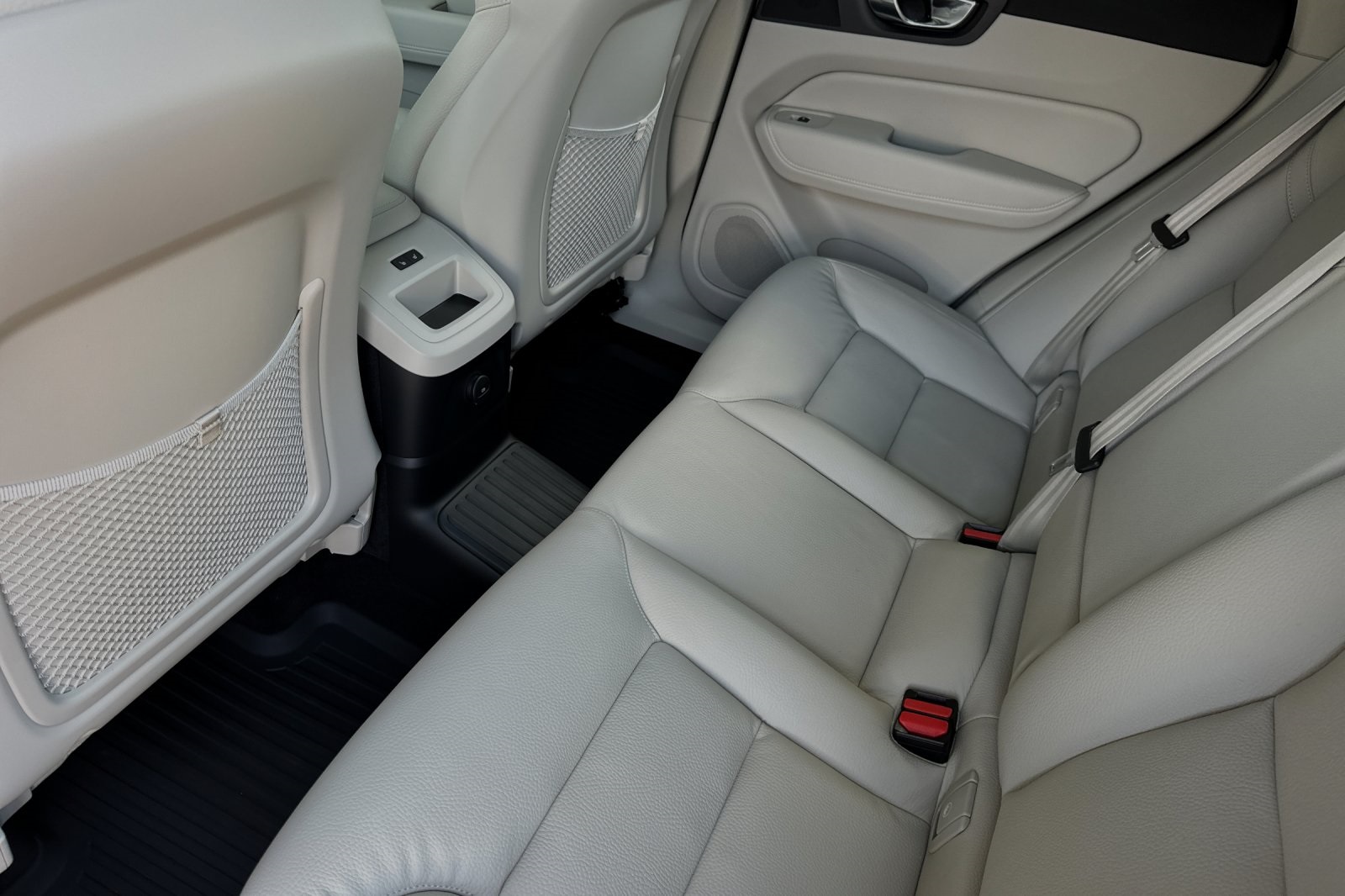 2025 Volvo XC60 Plus photo 9