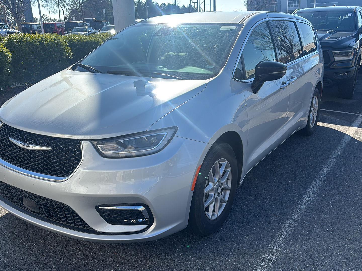 2024 Chrysler Pacifica Touring L's photo