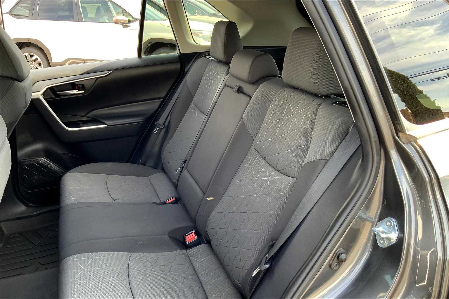 2021 Toyota RAV4 XLE photo 19