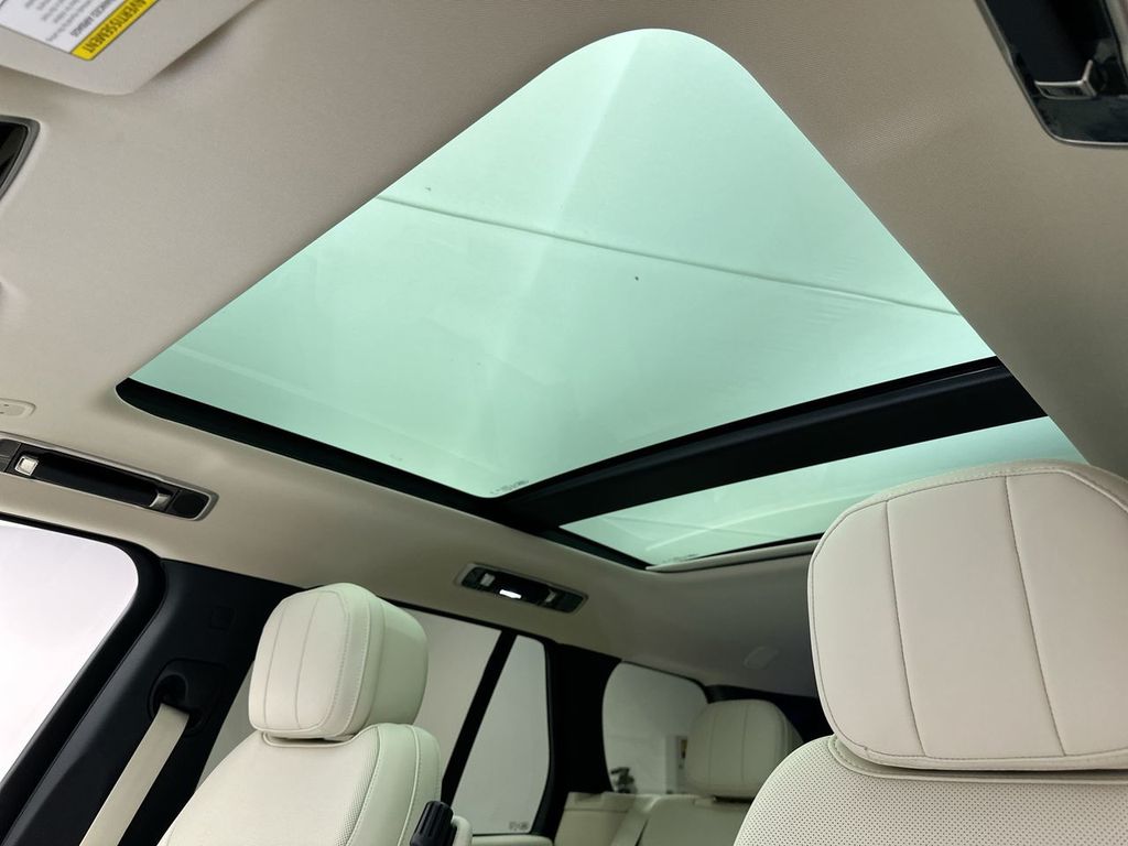 2025 Land Rover Range Rover SE photo 9