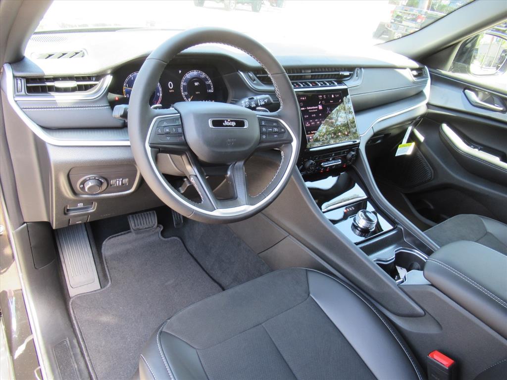 2025 Jeep Grand Cherokee Altitude photo 14