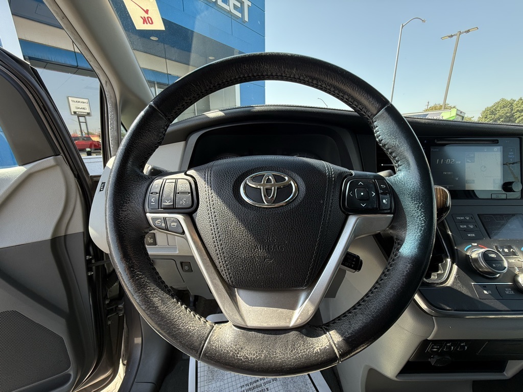 2017 Toyota Sienna Limited XLE Premium photo 10