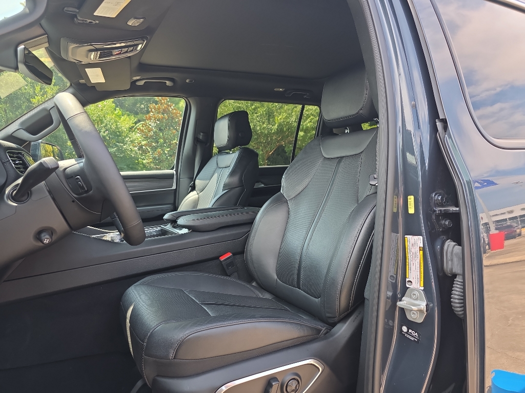 2024 Jeep Wagoneer L Series II photo 14