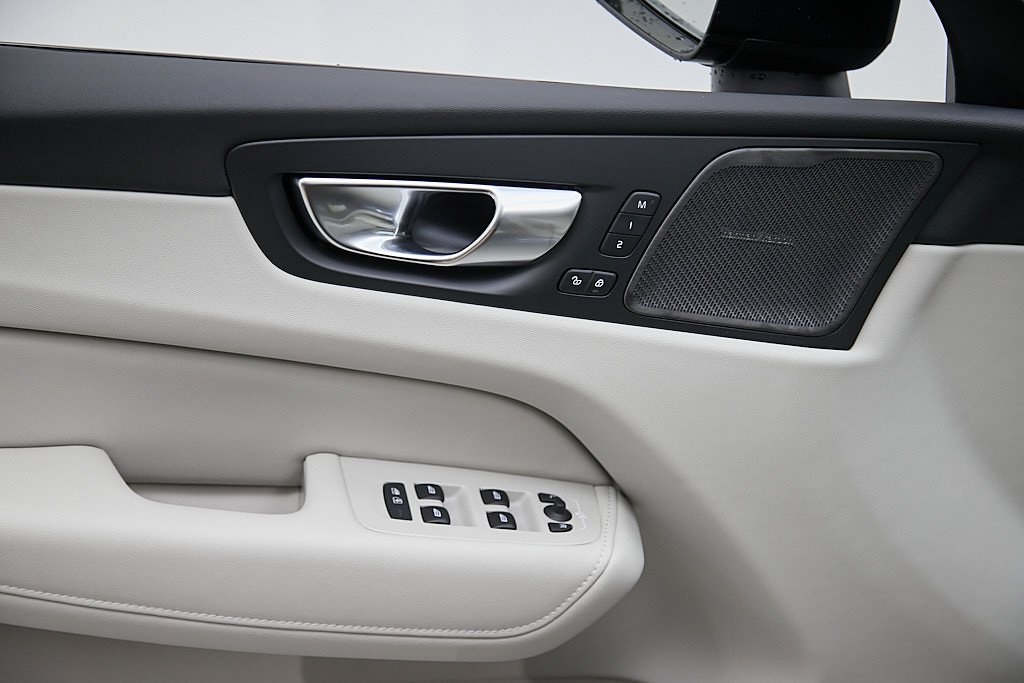 2026 VOLVO XC60 - Image 9