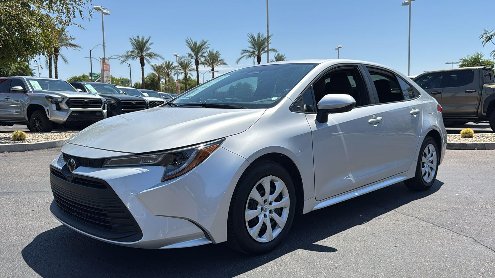 2025 Toyota Corolla LE photo 3