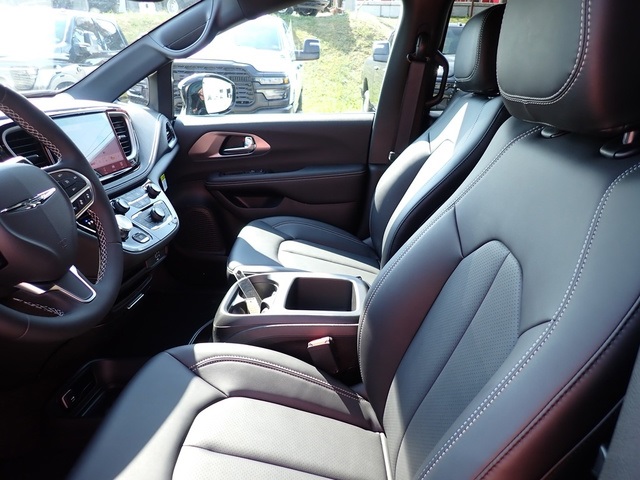 2026 Chrysler Pacifica photo 11