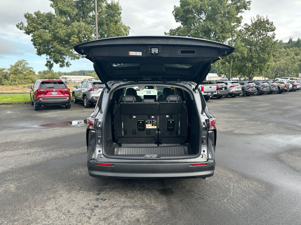 2025 Toyota Sienna XLE photo 11