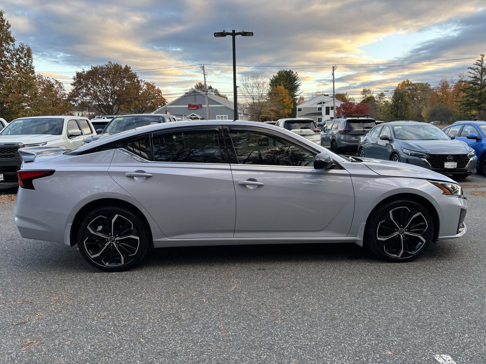 2024 Nissan Altima 2.5 SR photo 2