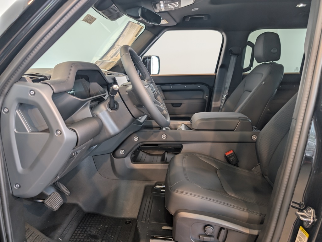 2025 Land Rover Defender 110 X-Dynamic SE photo 6