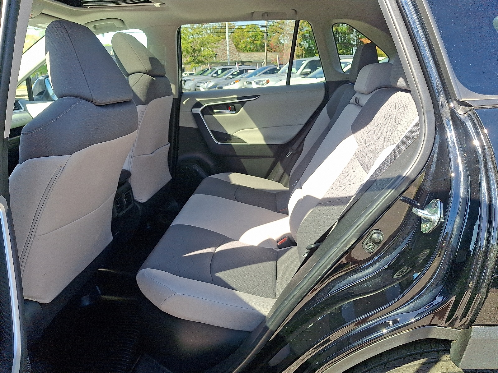 2022 Toyota RAV4 Hybrid XLE photo 7