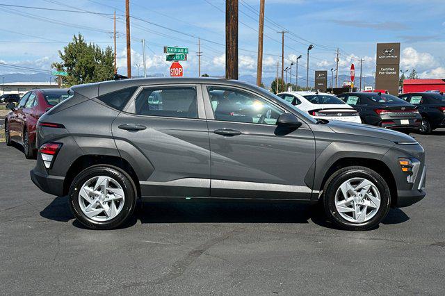 2026 Hyundai Kona SE photo 3