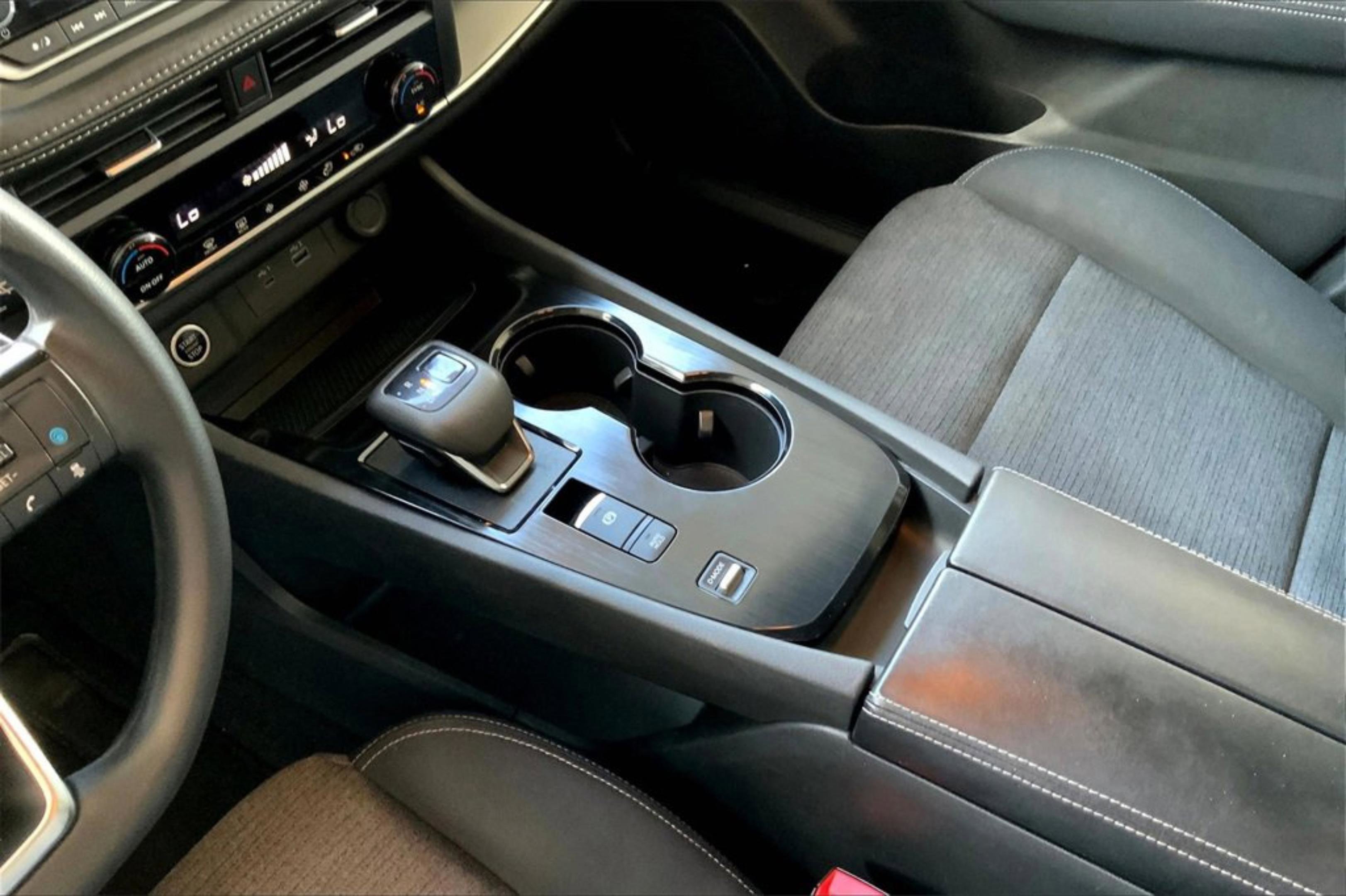 2023 Nissan Rogue SV photo 4