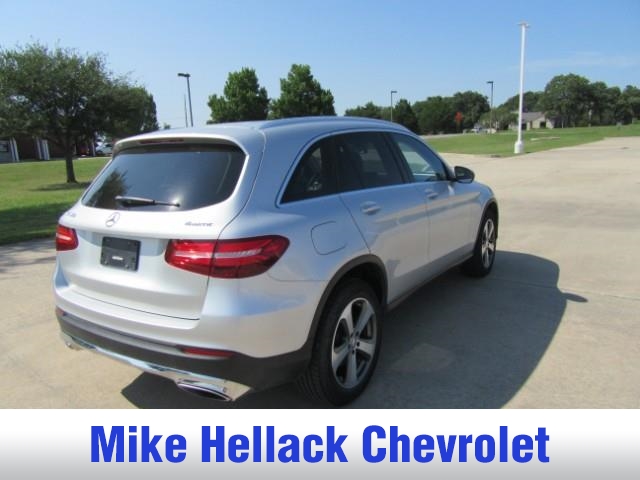 2017 Mercedes Benz GLC 300 4MATIC photo 4