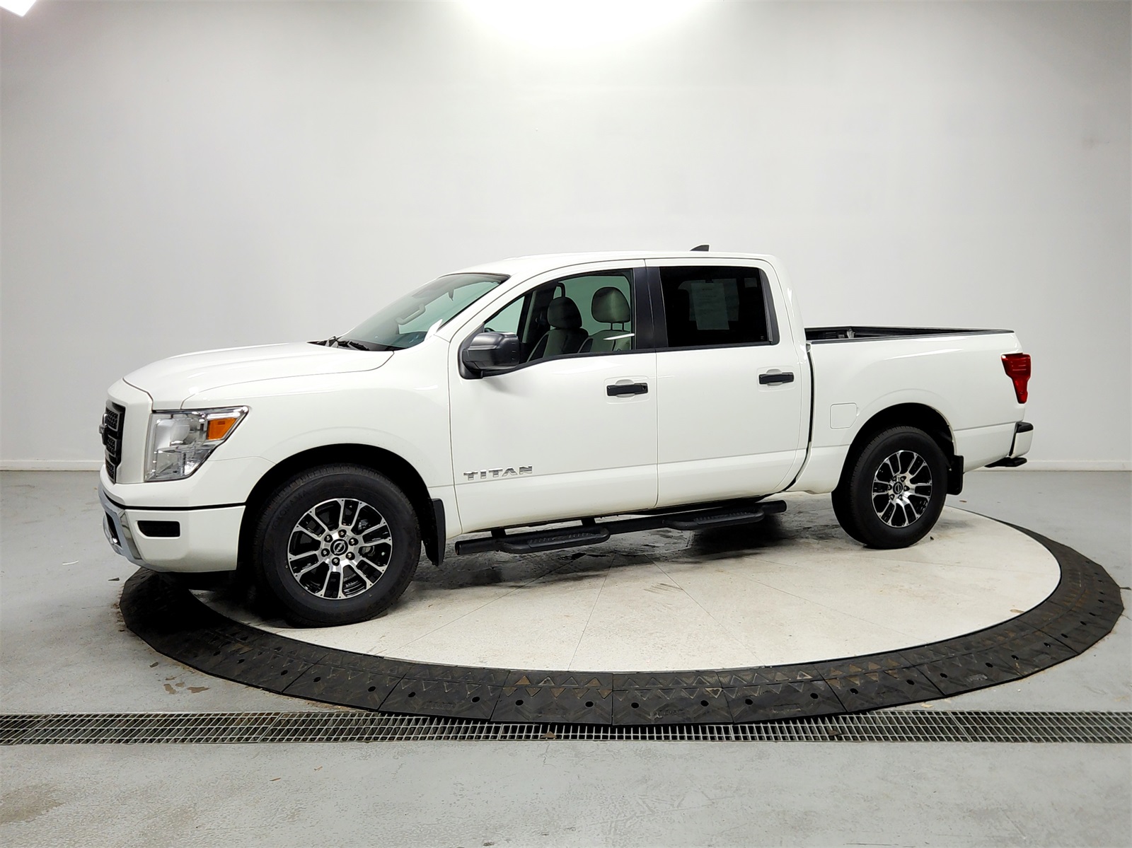2023 Nissan Titan SV photo 2