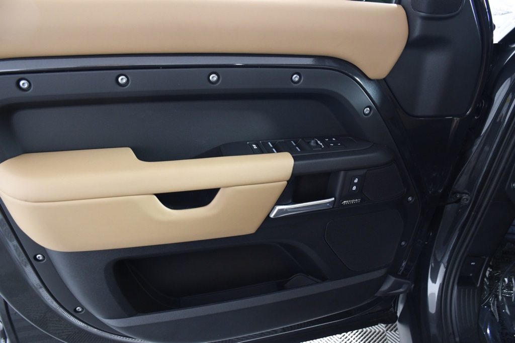 2025 Land Rover Defender 130 V8 photo 12