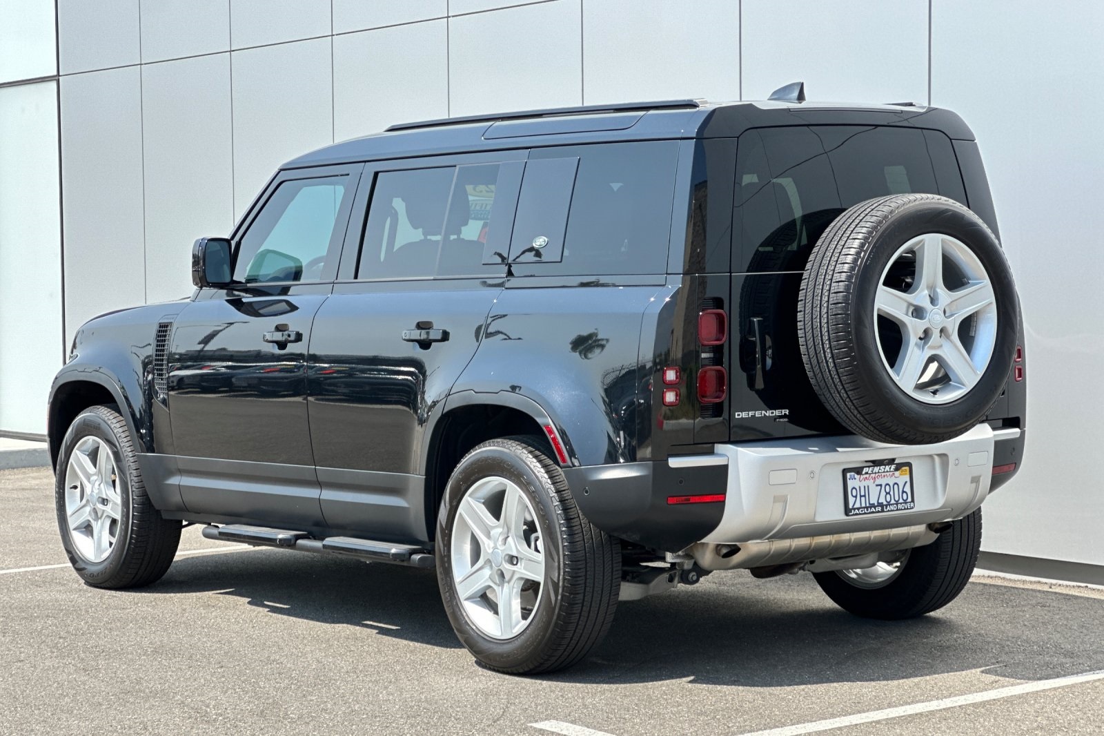 2023 Land Rover Defender SE photo 4
