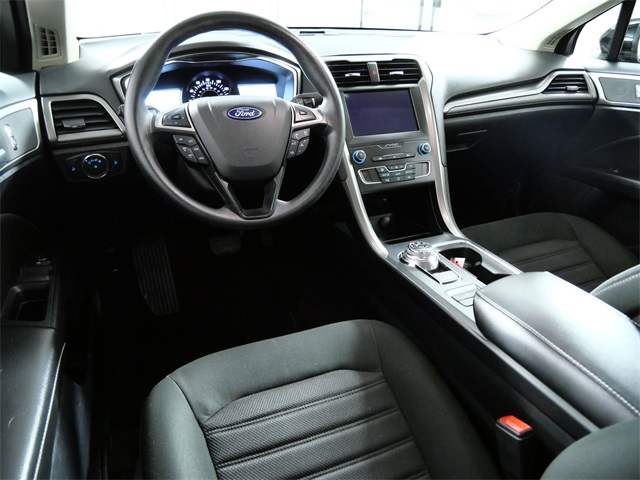 2020 Ford Fusion SE photo 3