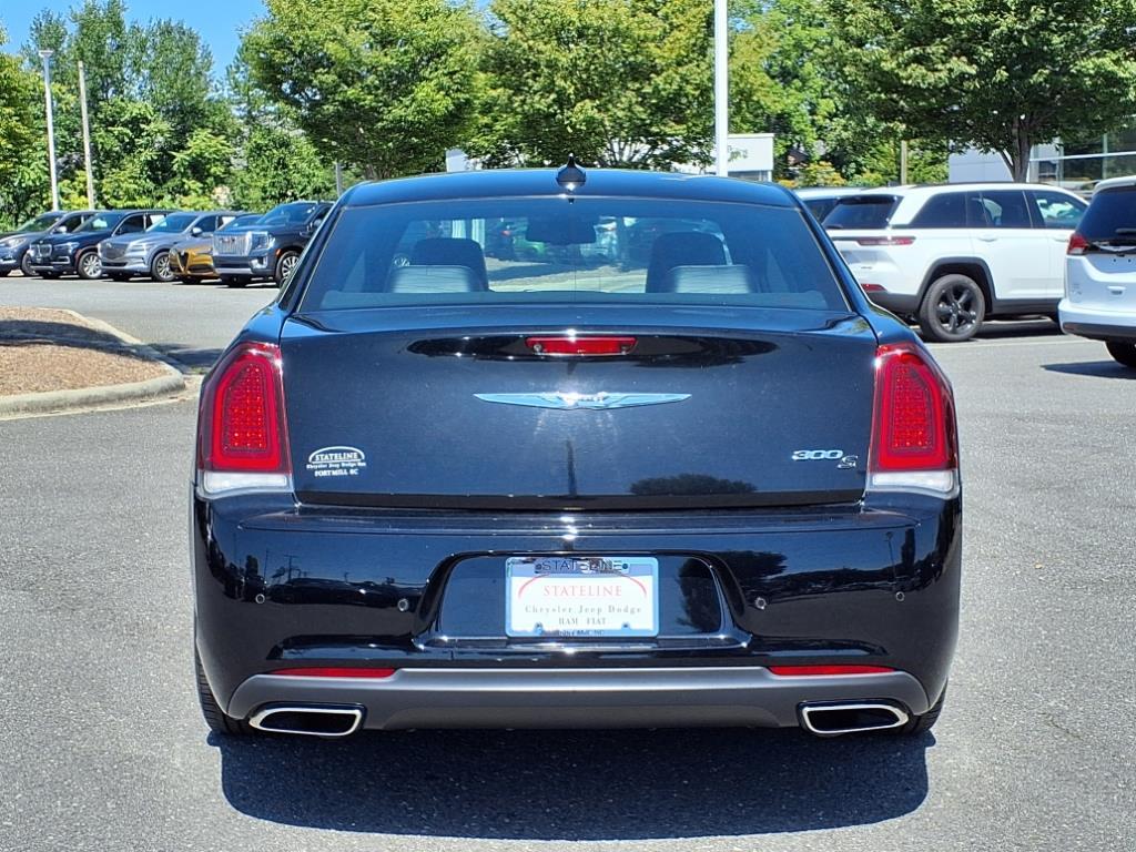 2020 Chrysler 300 photo 17
