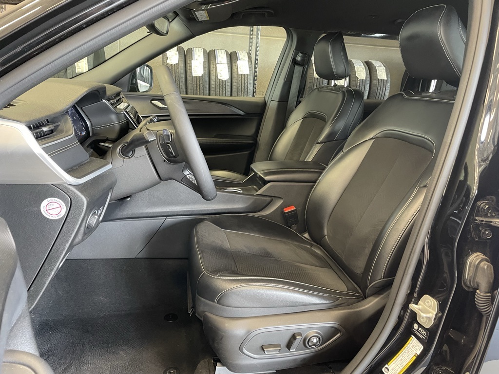 2024 Jeep Grand Cherokee Altitude photo 9