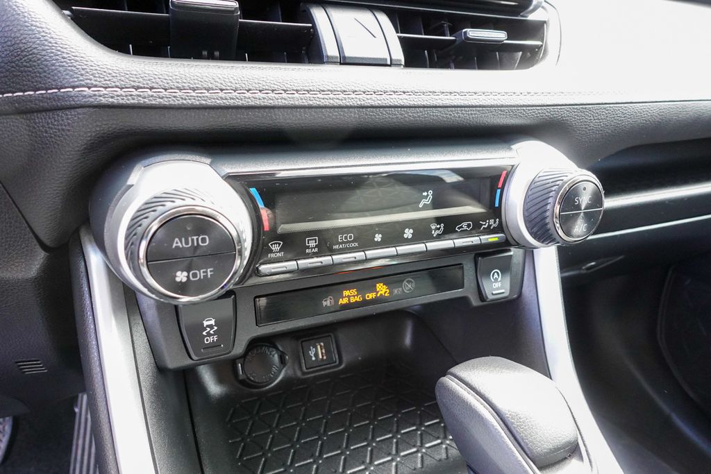 2023 Toyota RAV4 XLE photo 21