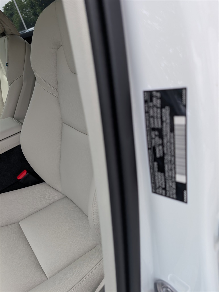 2025 Volvo XC60 Hybrid T8 Plus photo 10