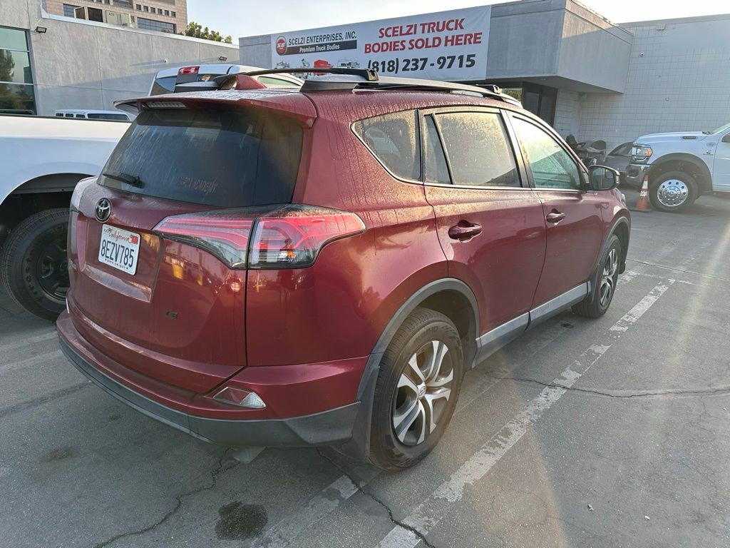 2018 Toyota RAV4 LE photo 3