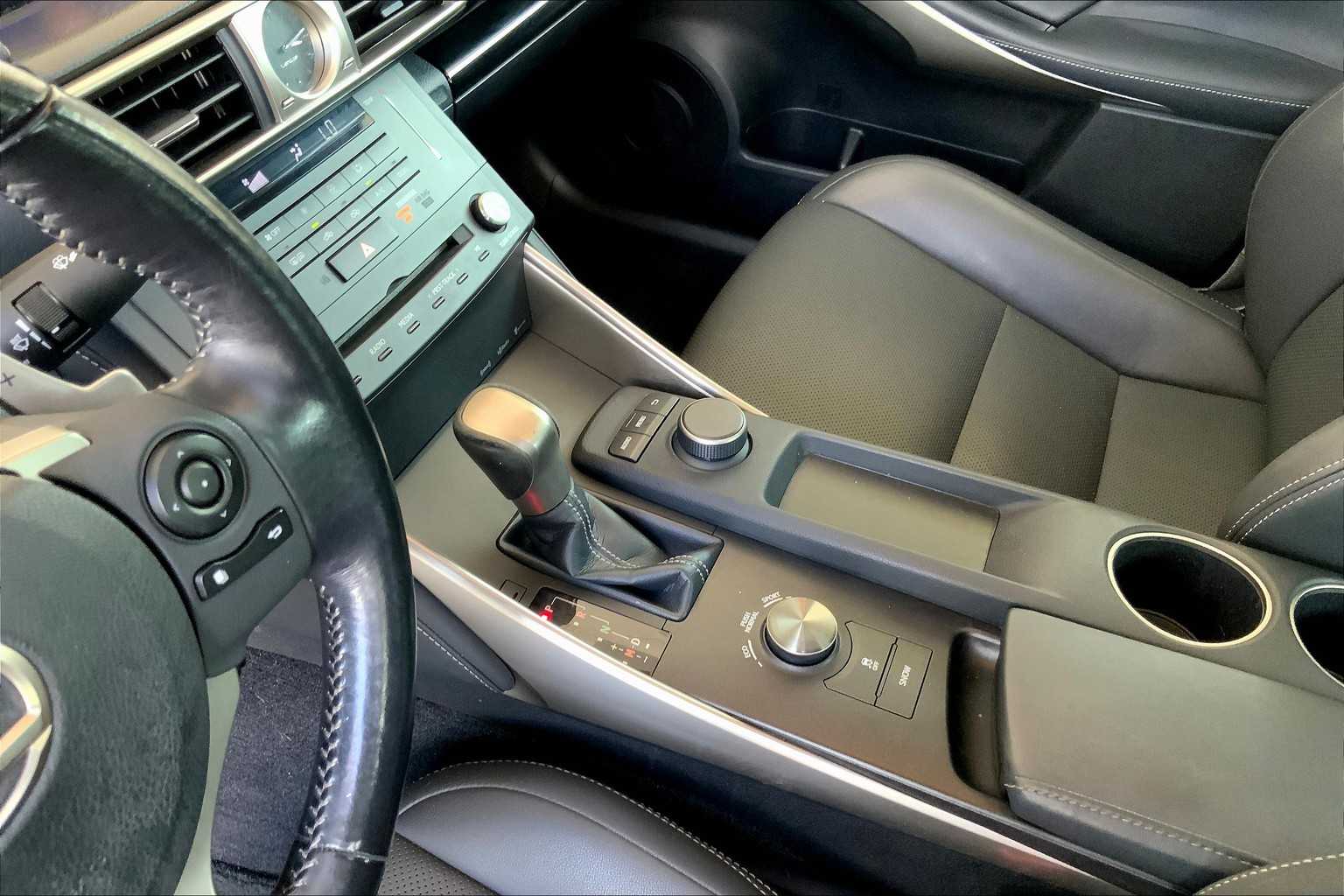 2016 Lexus IS 200t photo 13