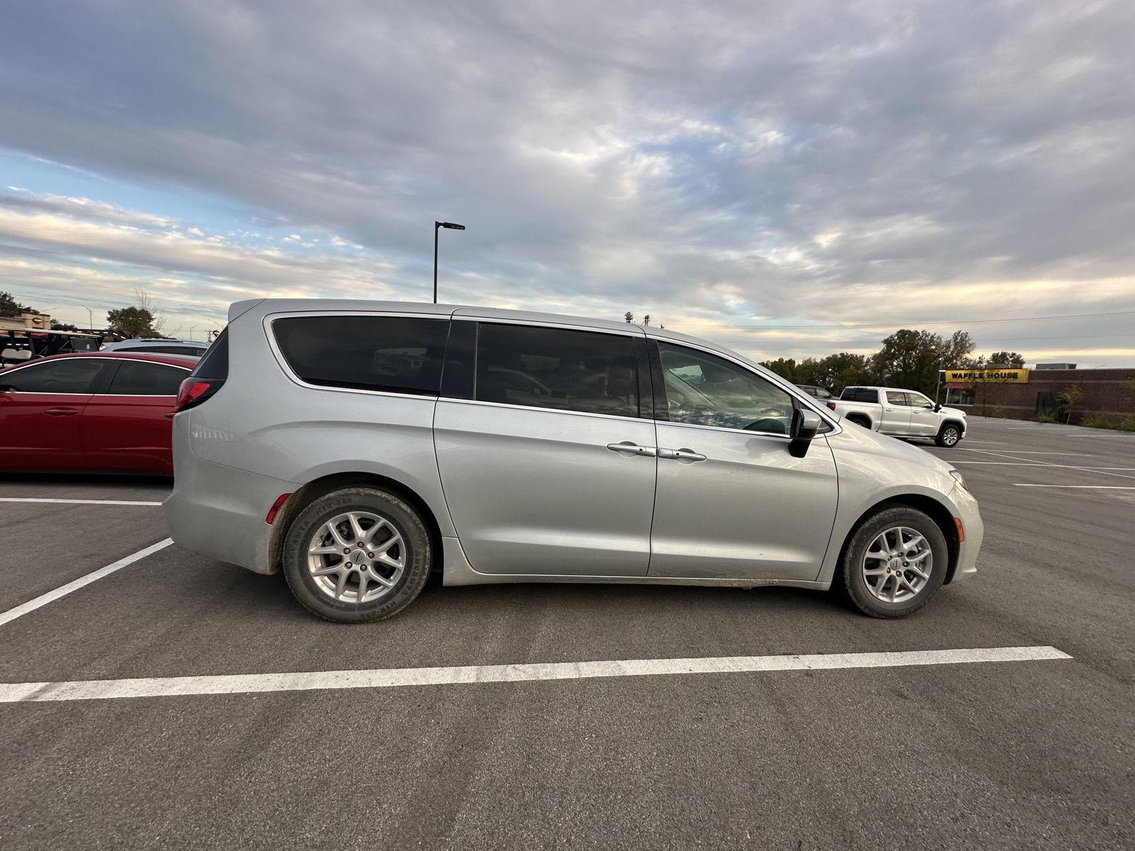 2023 Chrysler Pacifica Touring L photo 4