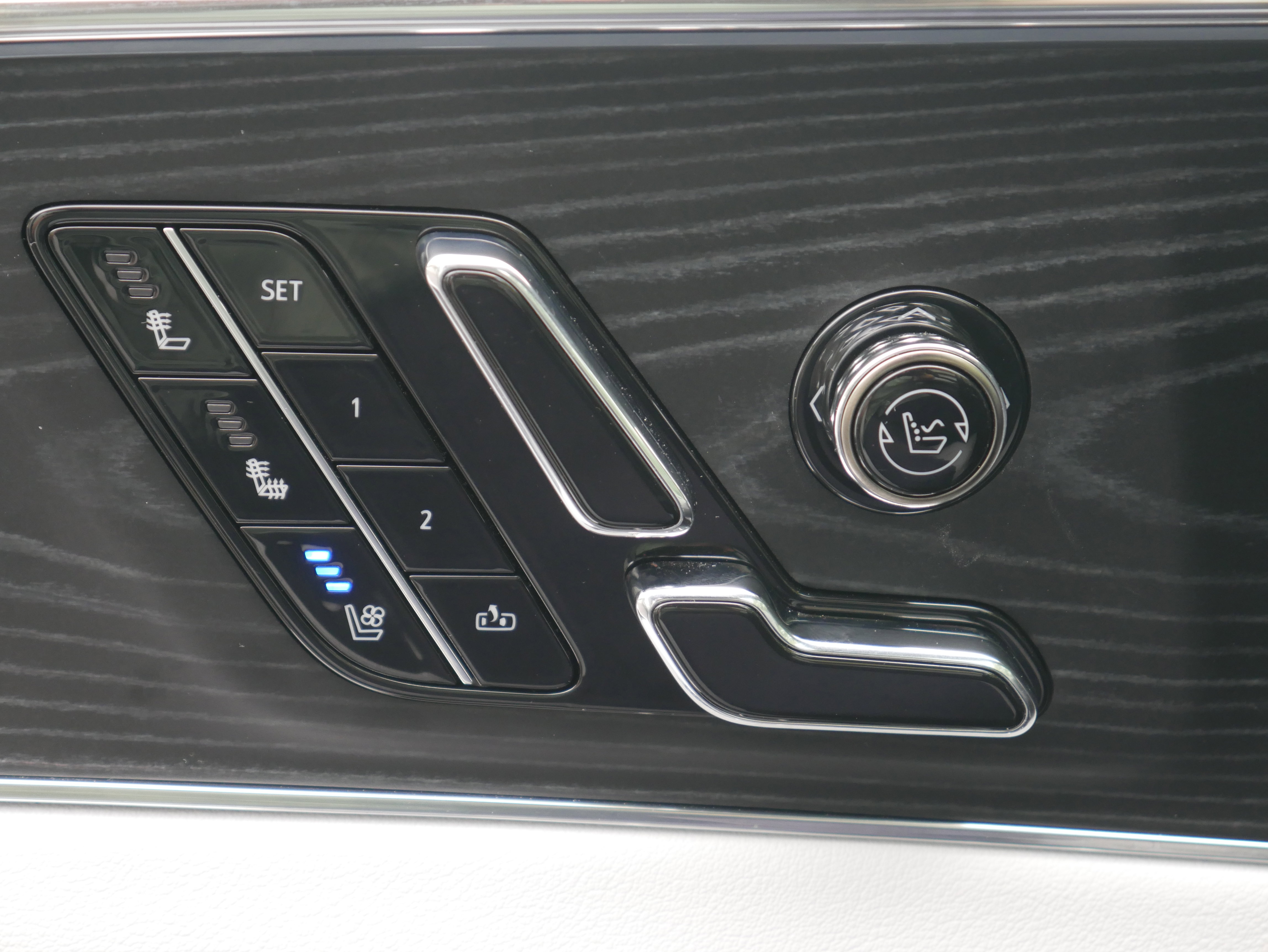 2024 Cadillac Lyriq Luxury photo 11