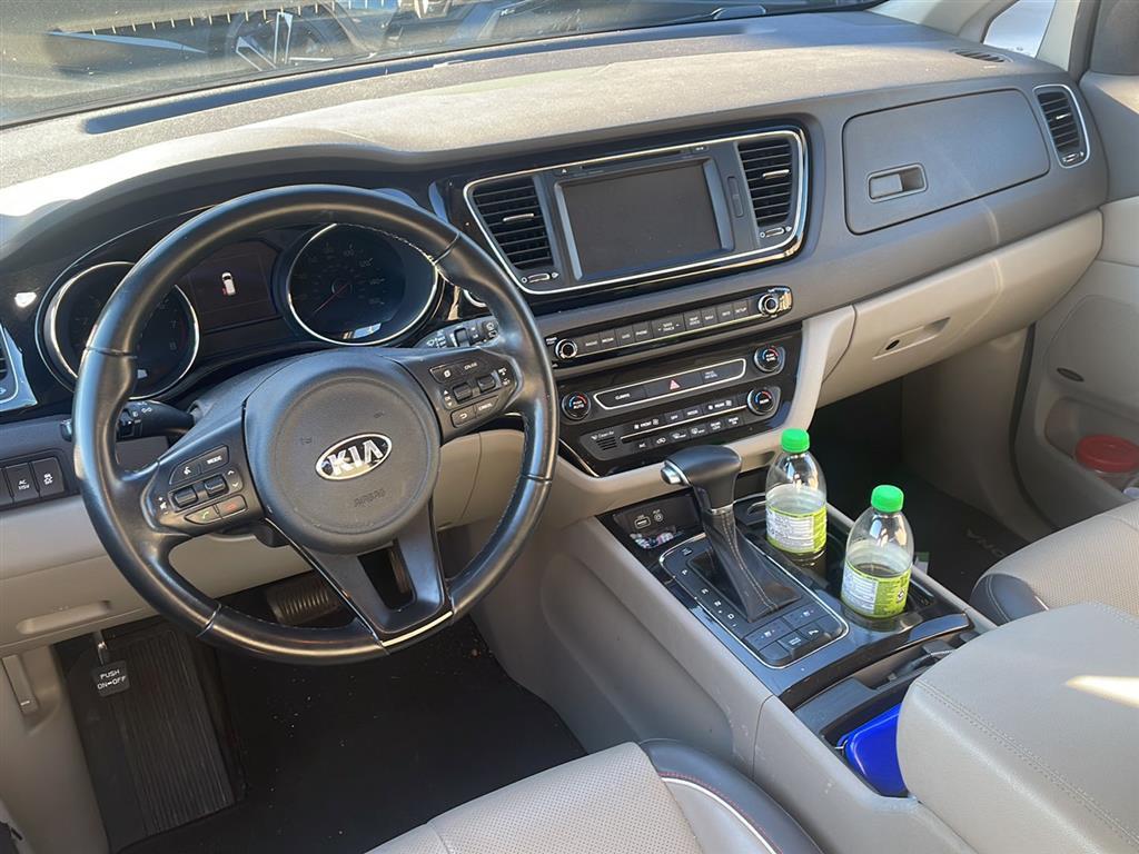 2017 Kia Sedona SX's photo