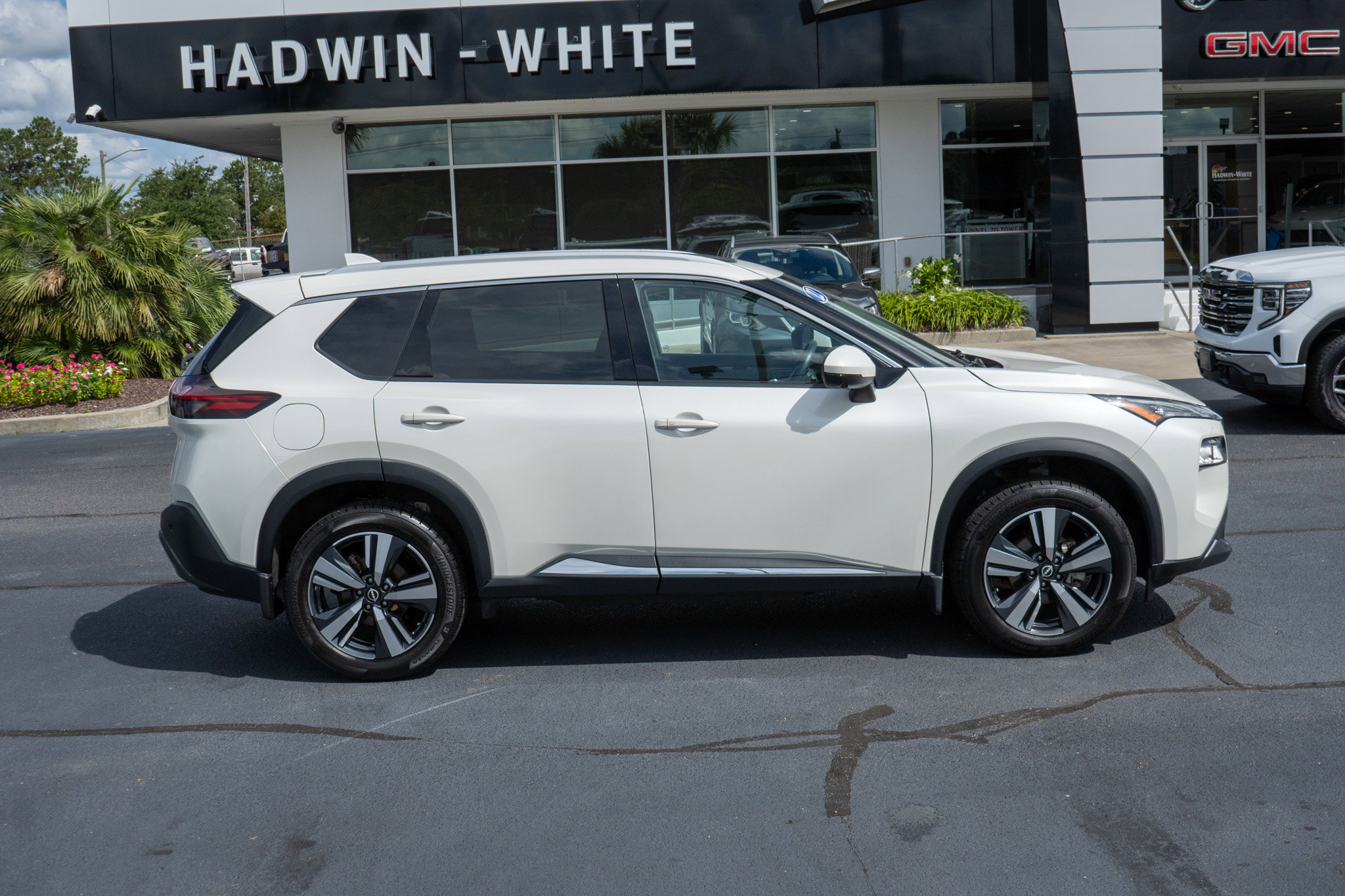 2023 Nissan Rogue SL photo 2