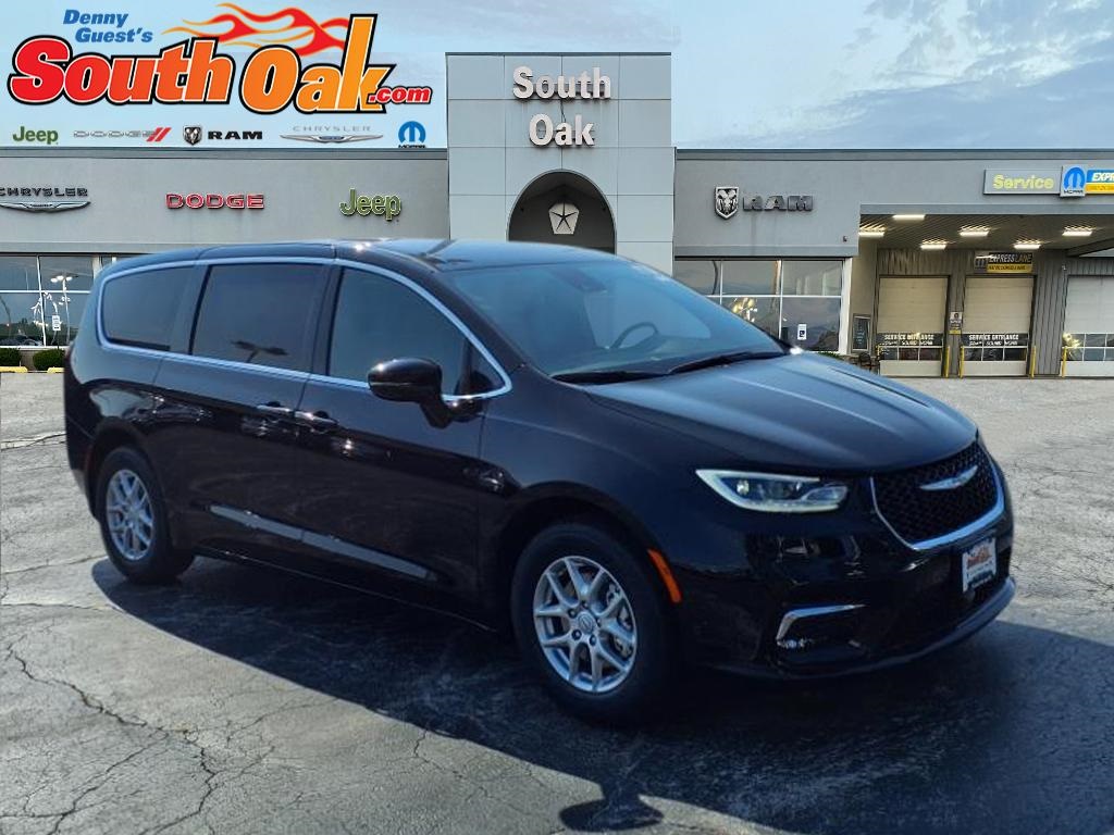 2026 Chrysler Pacifica Select's photo