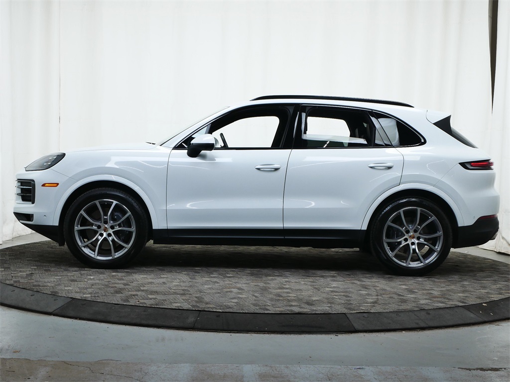 2025 Porsche Cayenne photo 2