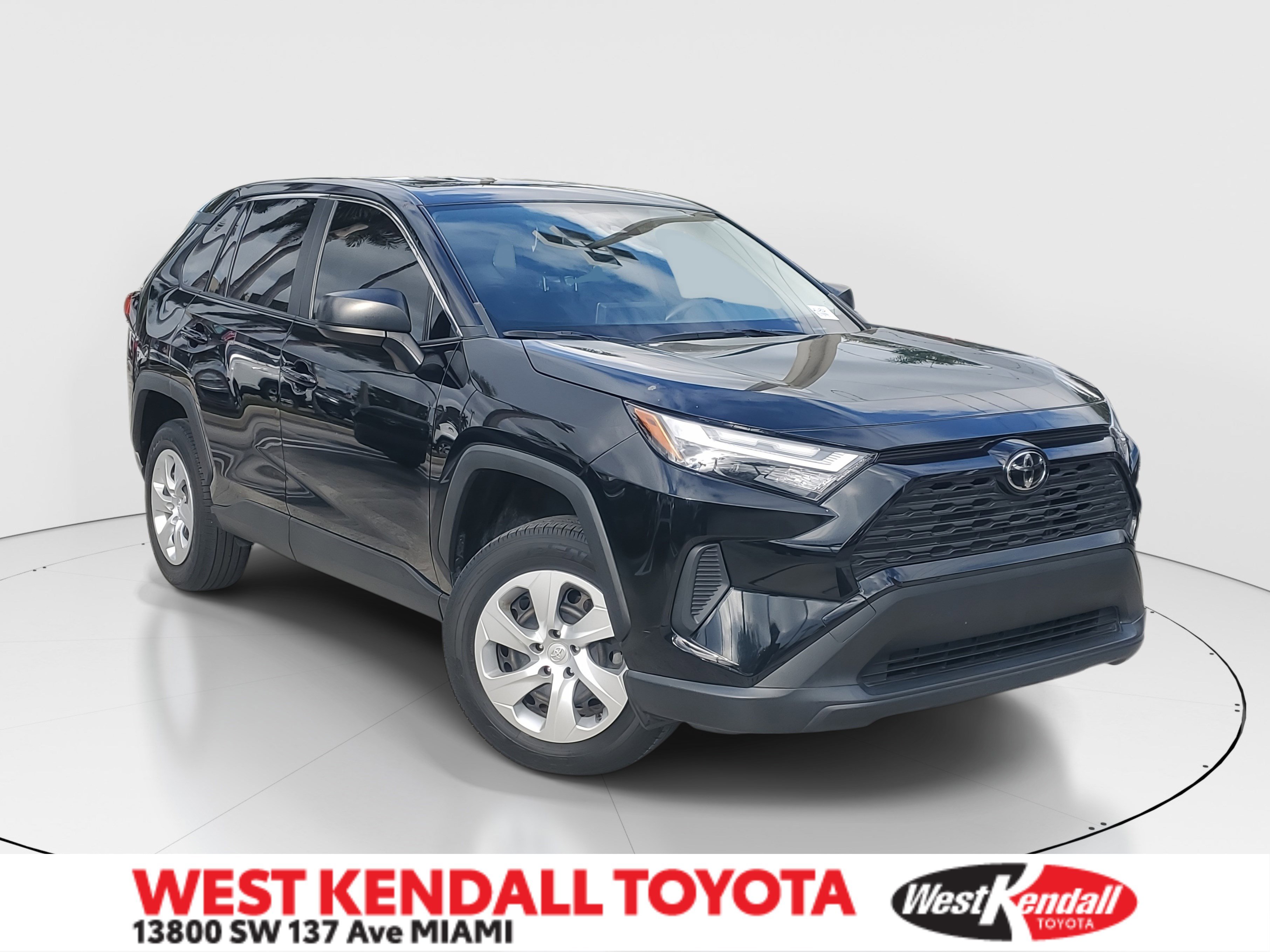 2023 Toyota RAV4 LE's photo
