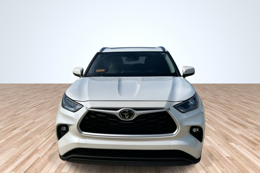 2021 Toyota Highlander XLE photo 2