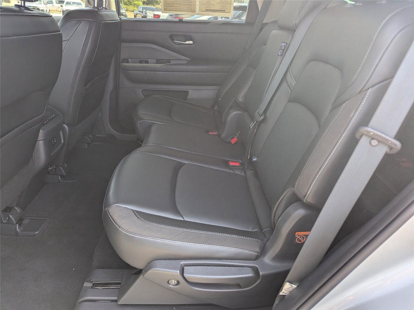 2023 Nissan Pathfinder SL photo 11