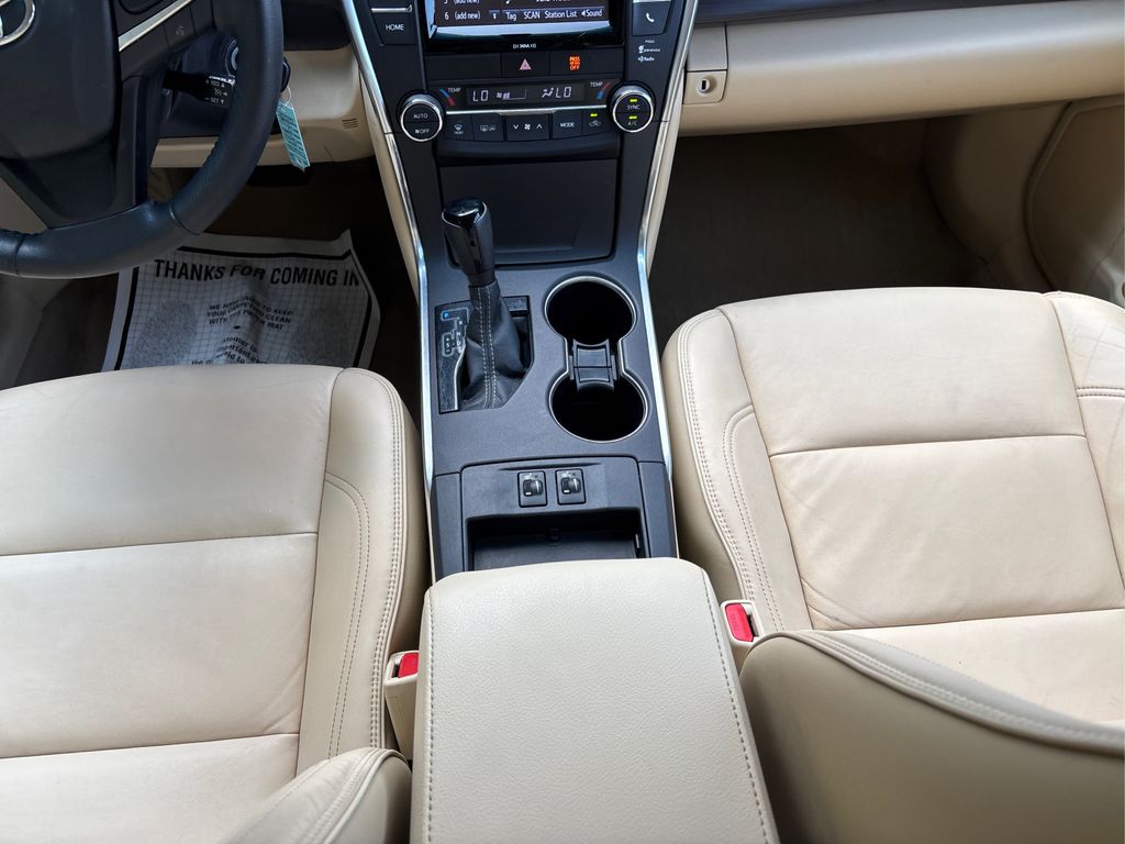2016 Toyota Camry XLE photo 14