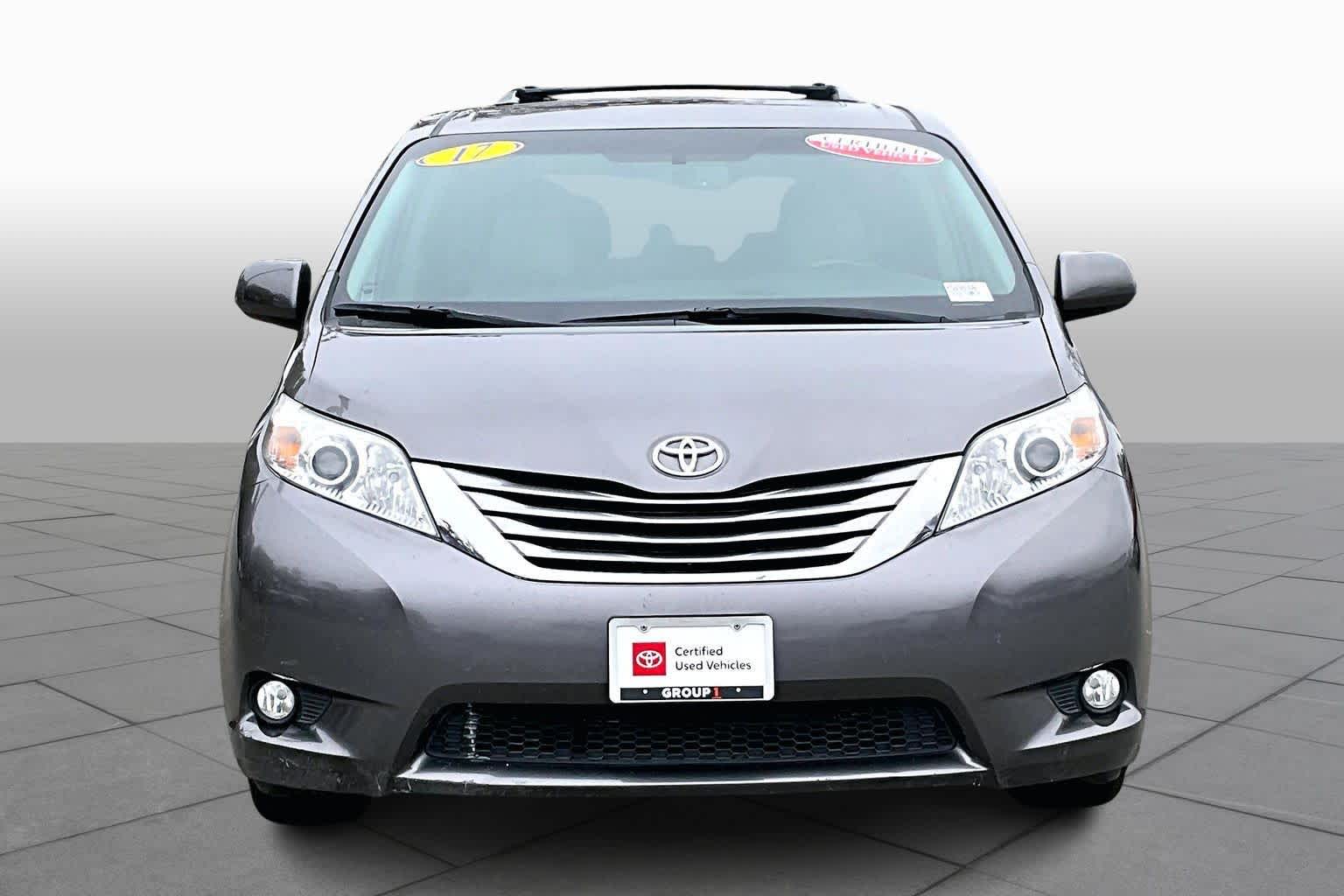 2017 Toyota Sienna XLE photo 3