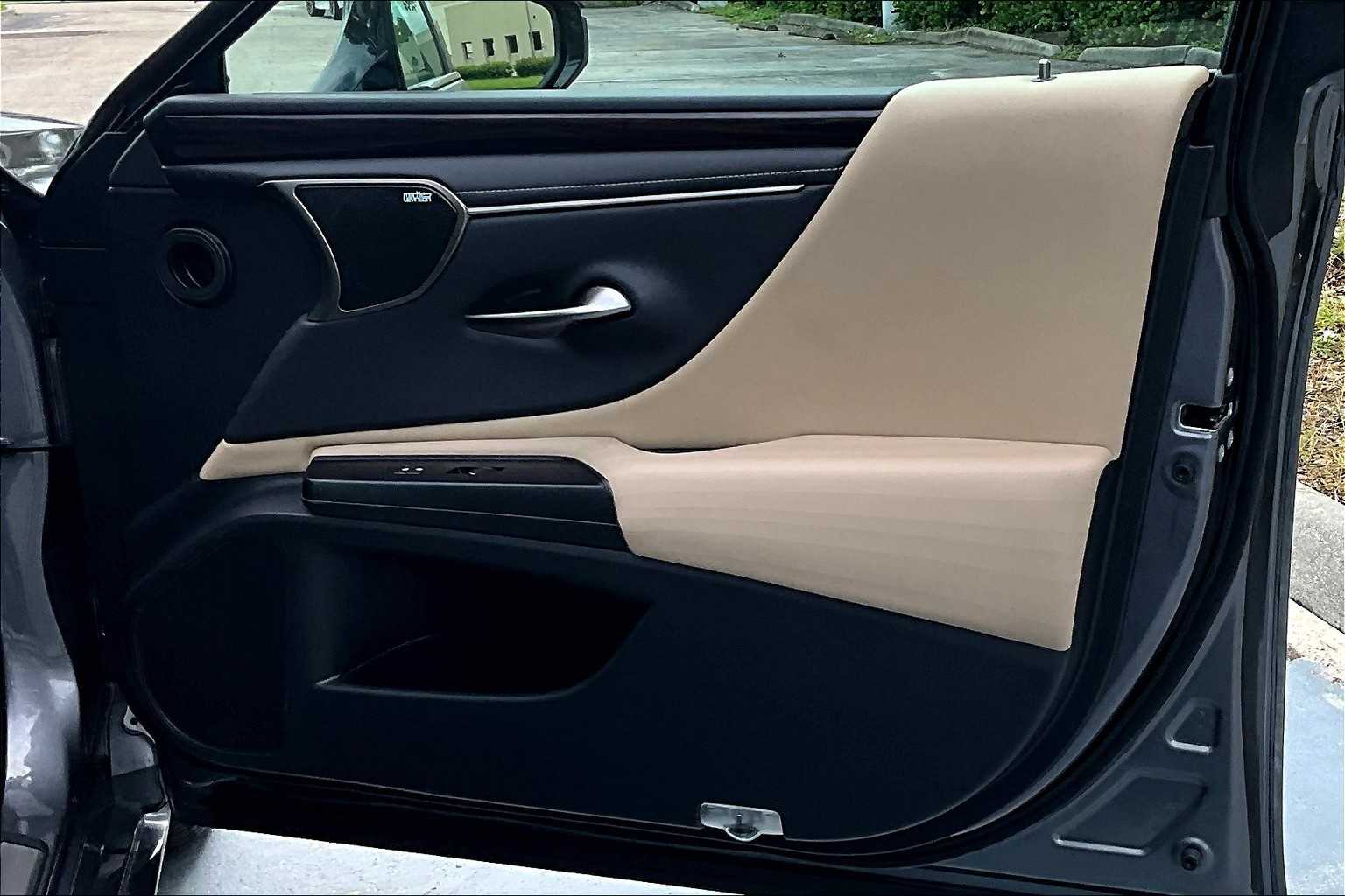 2021 Lexus ES 300h photo 26