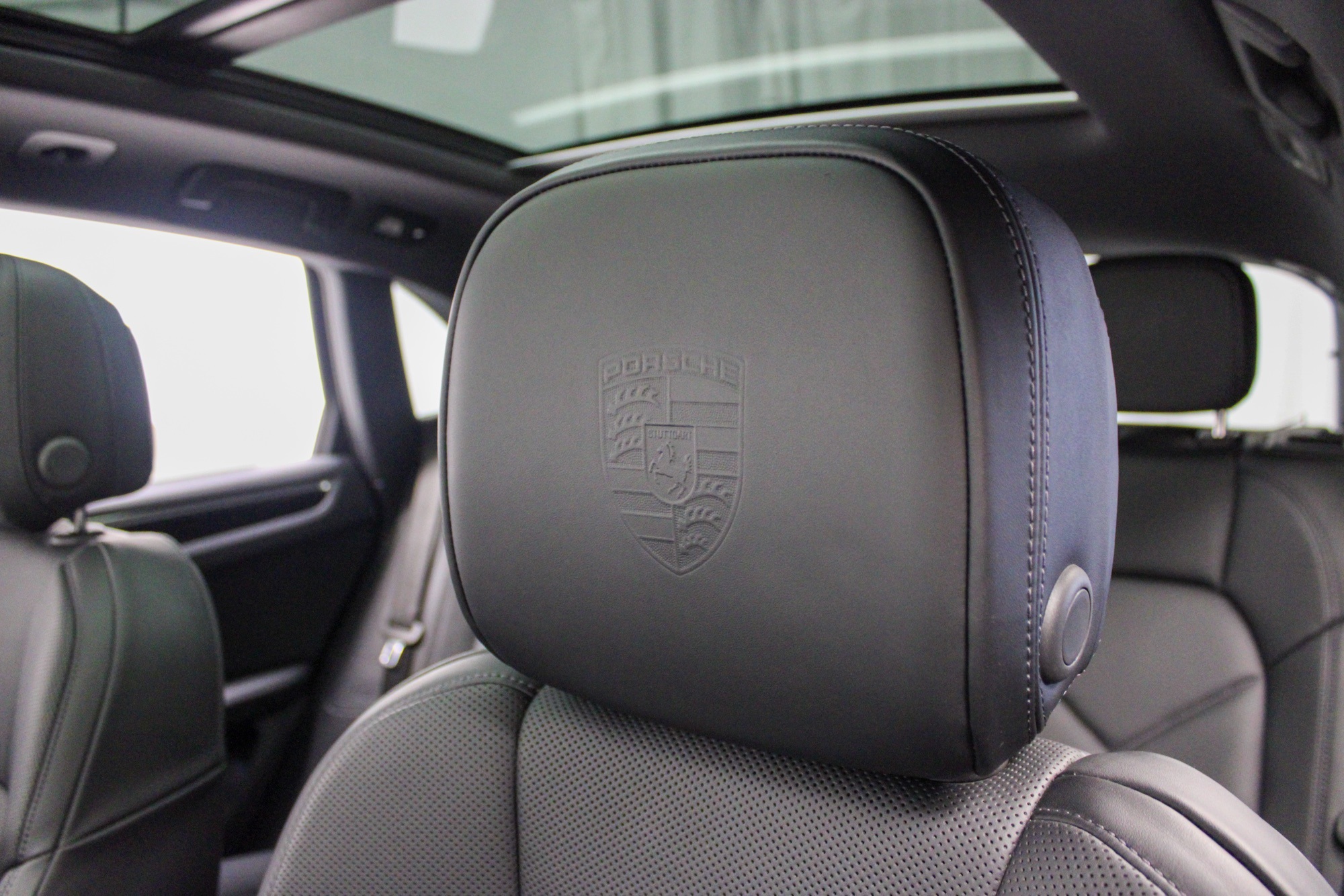 2025 Porsche Macan Base photo 16