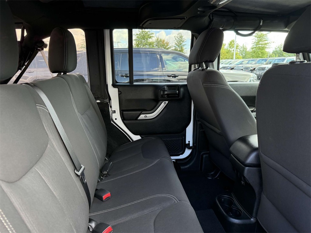 2017 Jeep Wrangler Unlimited Sahara photo 16