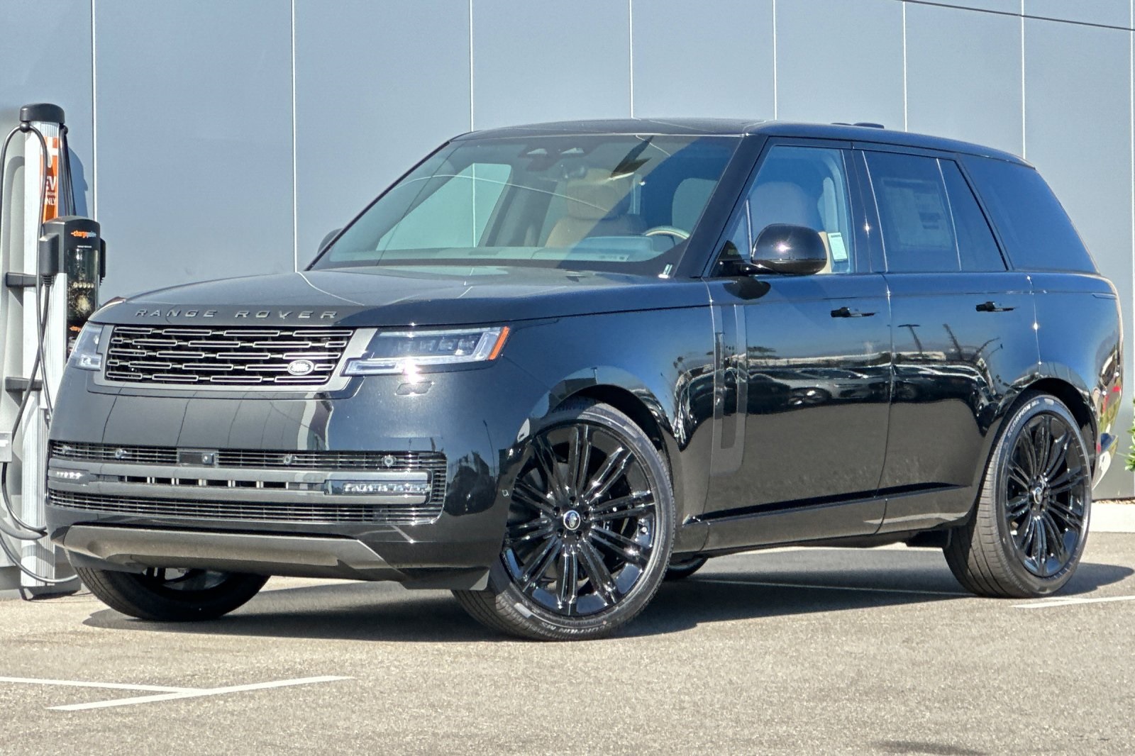 2025 Land Rover Range Rover SE photo 2
