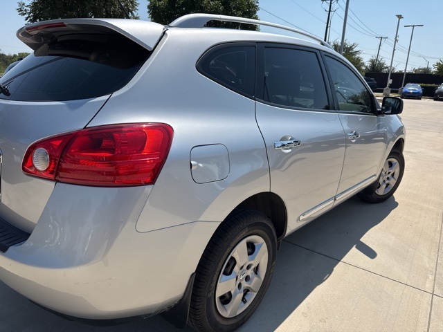 2015 Nissan Rogue Select S photo 2