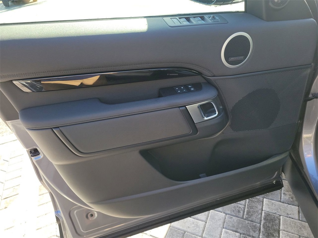 2025 Land Rover Discovery S photo 21