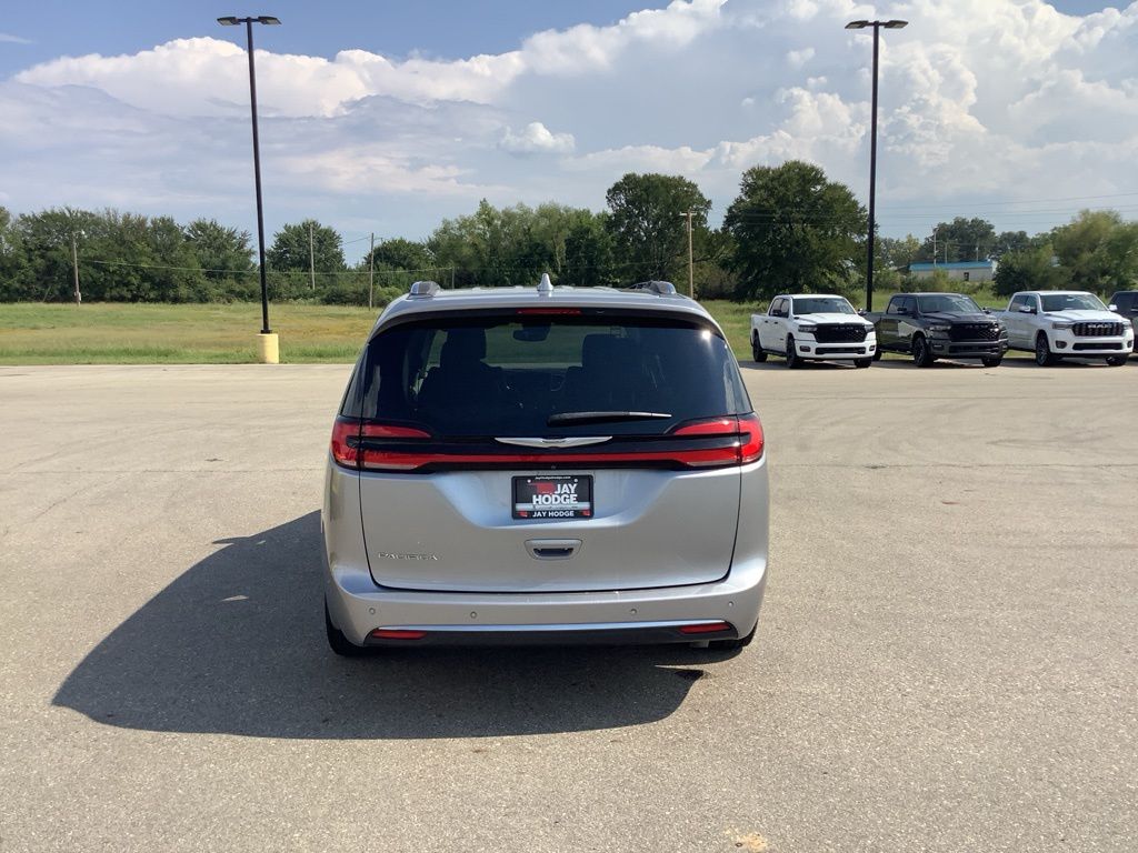 2021 Chrysler Pacifica Touring L photo 4
