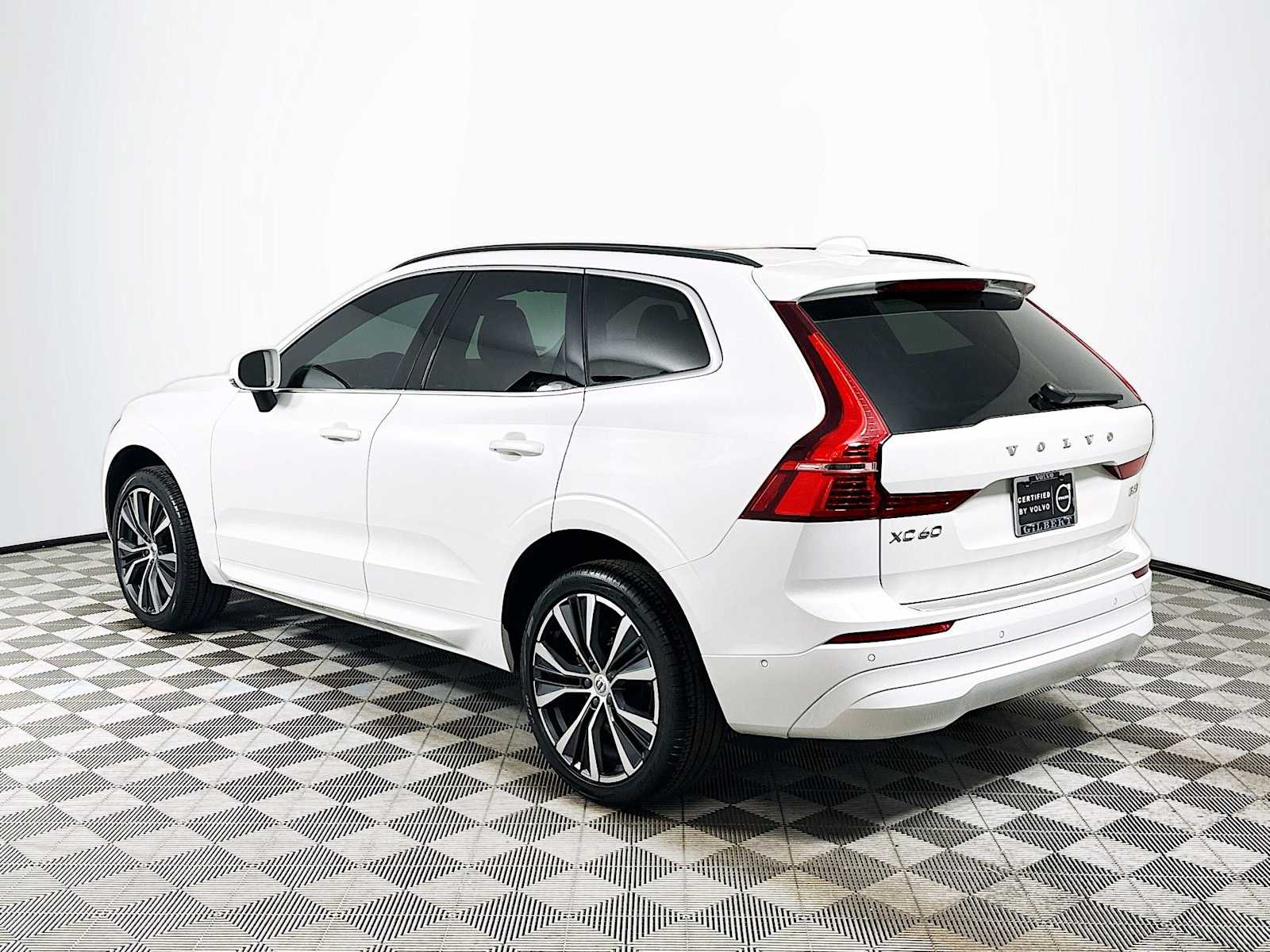 2022 Volvo XC60 Momentum photo 4